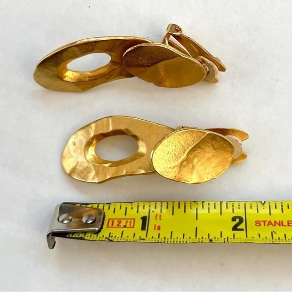 Vintage Gold Knocker Clip Earrings - Picture 4 of 5